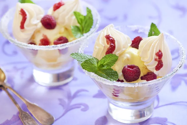 Sobremesa com sorvete de abacaxi, framboesas e merengue — Fotografia de Stock