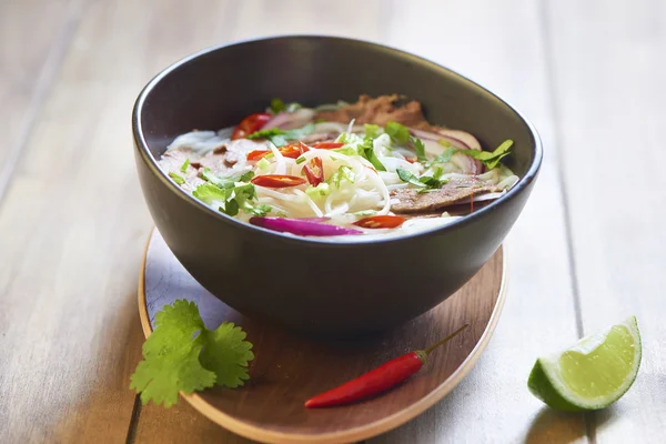 Pho bo, zuppa di spaghetti di riso con carne di manzo affettata Fotografia Stock