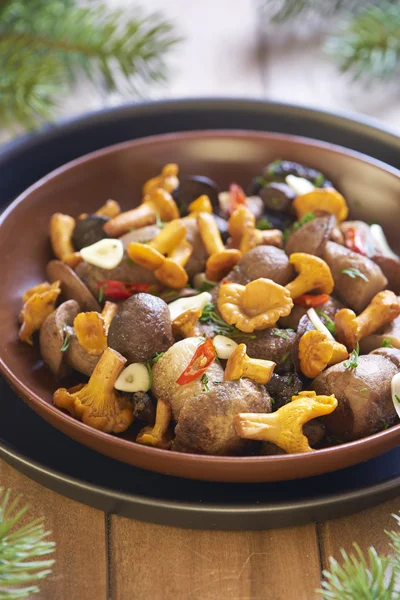Marinated mushrooms with spices — Stock Photo, Image