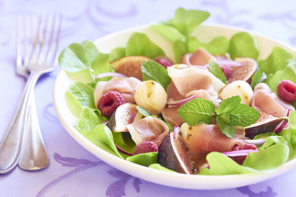 Salad with figs, mozzarella, prosciutto and raspberries