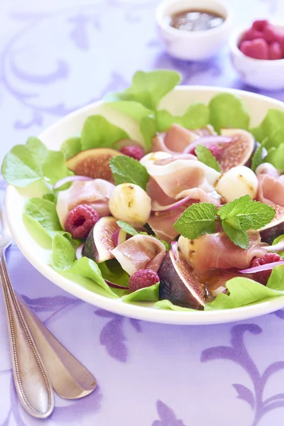 Salade met frambozen, vijgen, mozzarella en prosciutto — Stockfoto