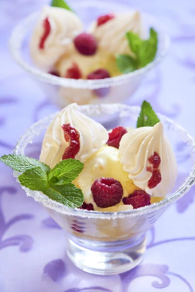 Postre con helado de piña, frambuesas y merengue —  Fotos de Stock