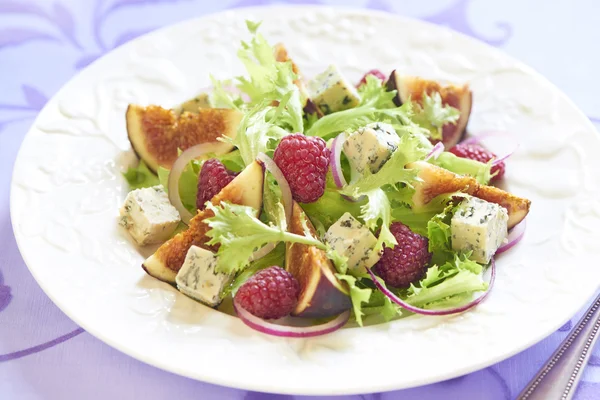 Salada fresca com queijo azul, framboesa e figos — Fotografia de Stock