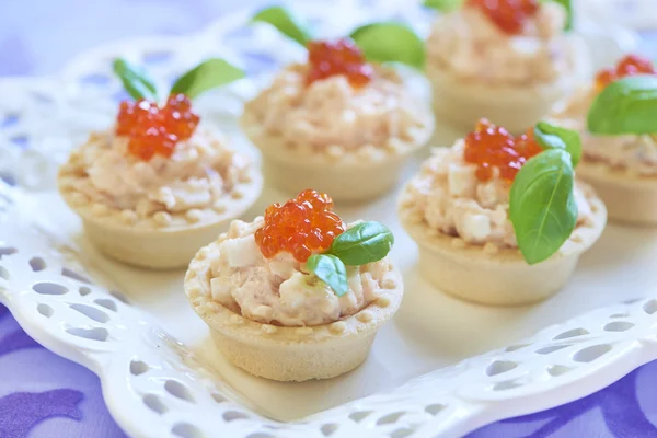 Tartlets com salada de frutos do mar, caviar vermelho e manjericão — Fotografia de Stock