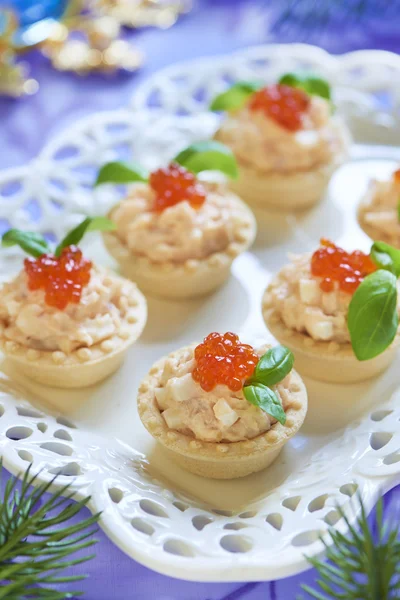 Tartlets with seafood salad, red caviar and basil — Stock Photo, Image