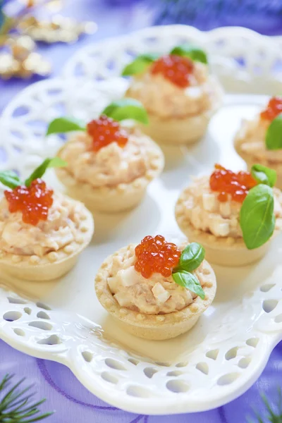 Tartlets with seafood salad, red caviar and basil — Stock Photo, Image
