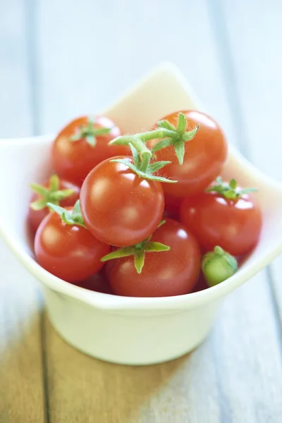 Tomates cereja frescos em tigela branca — Fotografia de Stock