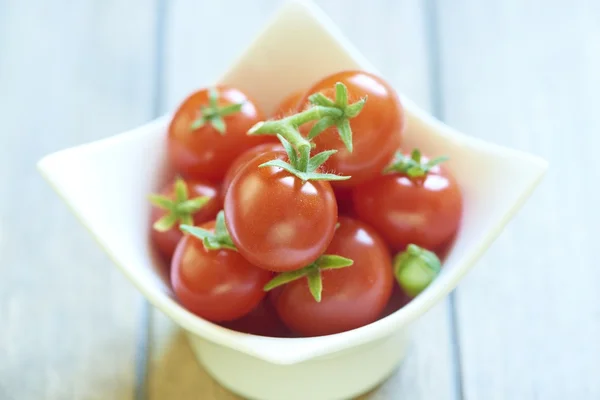 Tomates cereja frescos em tigela branca — Fotografia de Stock