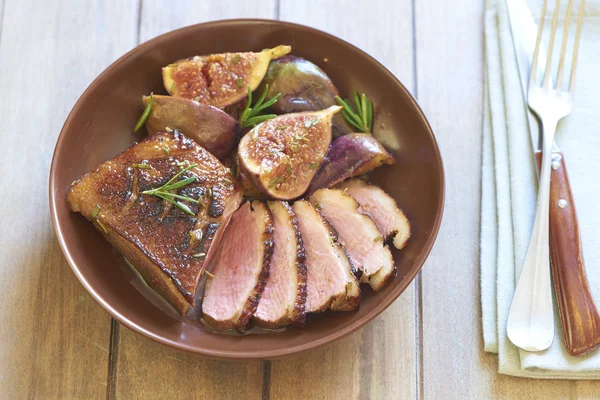 Roasted duck breast with figs and rosemary — Stock Photo, Image