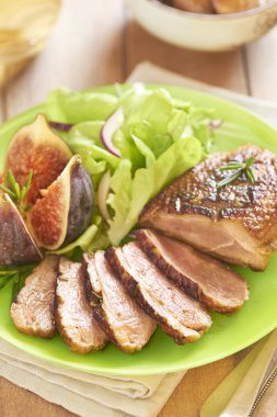 incir ve salata ile kavrulmuş duck meme