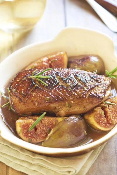 Pechuga de pato asado con higos y romero — Foto de Stock