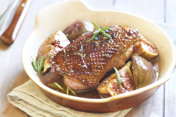 Roasted duck breast with figs and rosemary — Stock Photo, Image