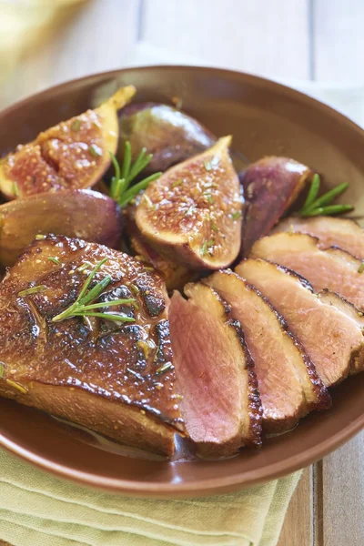 Pechuga de pato asado con higos y romero — Foto de Stock