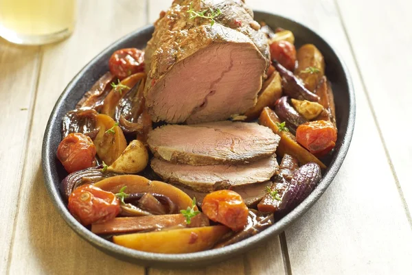 Gebackenes Kalbfleisch mit Gemüse — Stockfoto