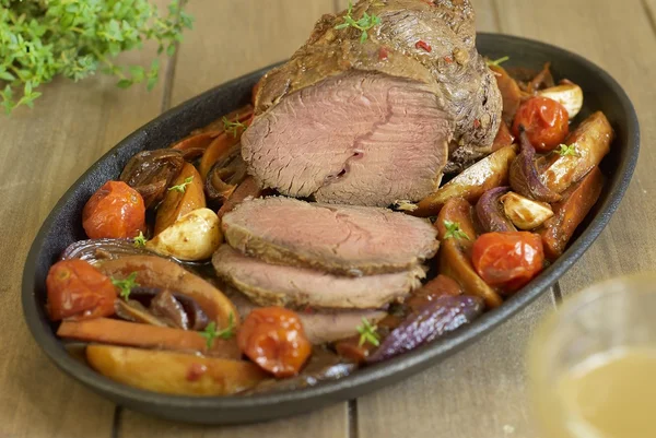 Ternera al horno con verduras — Foto de Stock