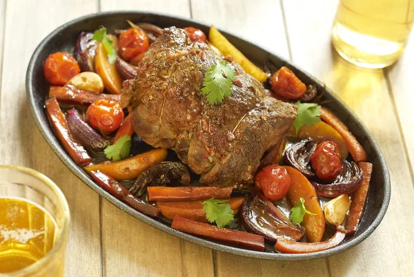 Viande de veau cuite aux légumes — Photo