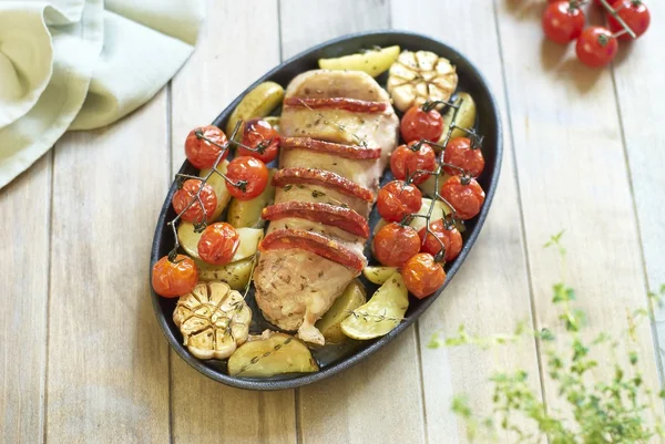 Filet cuit au four avec chorizo et légumes — Photo