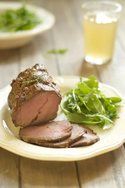 Ternera al horno con ensalada fresca —  Fotos de Stock