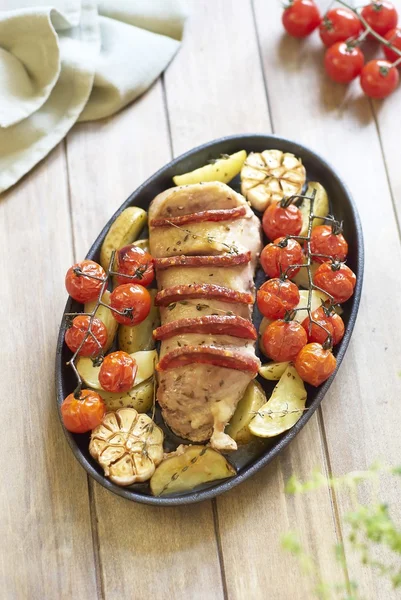 Sült filé, chorizo és zöldségekkel Stock Kép