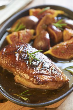 incir ve biberiye ile kavrulmuş duck meme