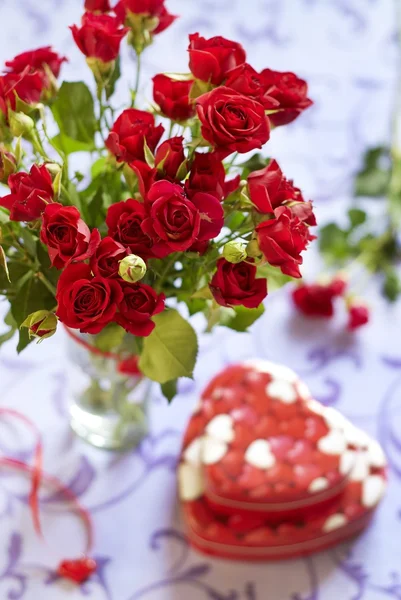 Rode rozen en geschenken in de dag van de Valentijnskaart — Stockfoto