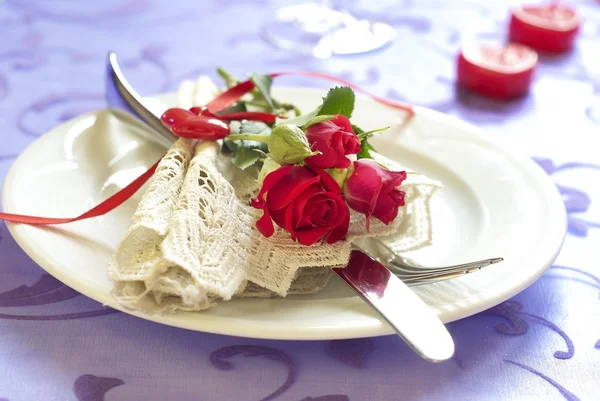 Geserveerd plaat met servet en rose in dag van de Valentijnskaart — Stockfoto