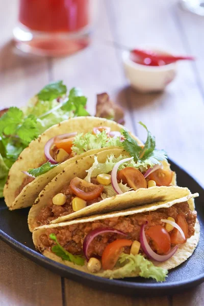 Placa con taco, ensalada y salsa de tomate — Foto de Stock