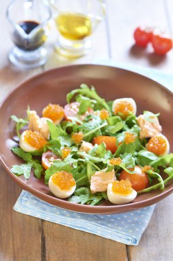 Tatil salata somon, bıldırcın yumurtası, kiraz domates ve kırmızı havyar ile