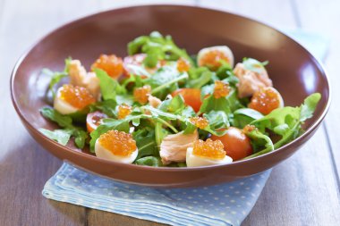Tatil salata somon, bıldırcın yumurtası, kiraz domates ve kırmızı havyar ile