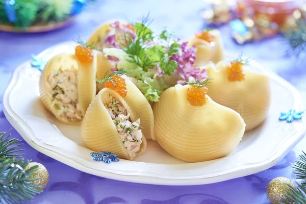 Vacanza lumaconi pasta con insalata di frutti di mare, caviale rosso e finocchio — Foto Stock