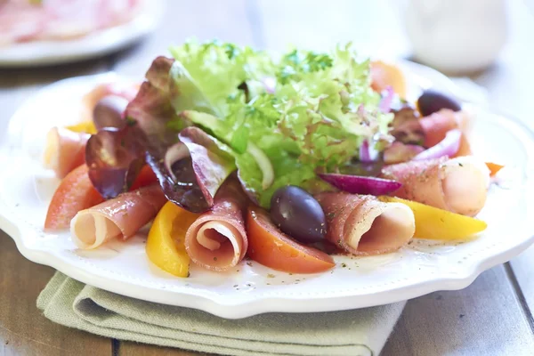 Salada com presunto e tomate — Fotografia de Stock