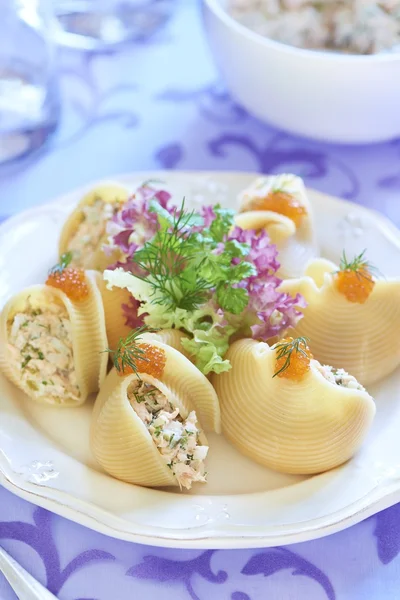 Pâtes Lumaconi avec salade de fruits de mer, caviar rouge et fenouil Photo De Stock