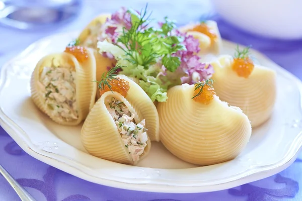 Pâtes Lumaconi avec salade de fruits de mer, caviar rouge et fenouil Images De Stock Libres De Droits