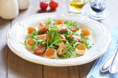 Tatil salata somon, bıldırcın yumurtası, kiraz domates ve kırmızı havyar ile