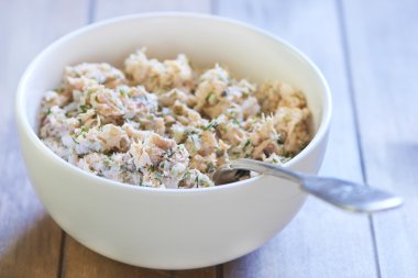 Lumaconi makarna pişmiş somon, turşu ve Kapari ile. Pişirme işlemi. Adım 4. Mix doldurma