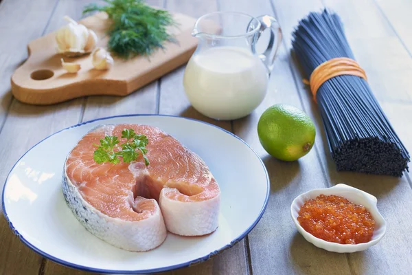 Чорна паста з лососем та червоною ікрою у вершковому соусі. Процес приготування їжі. Крок 1. Компоненти — стокове фото