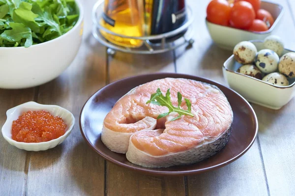 Salada fresca com salmão, ovos de codorna, tomate cereja e caviar vermelho. Processo de cozedura. Passo 1. Ingredientes — Fotografia de Stock