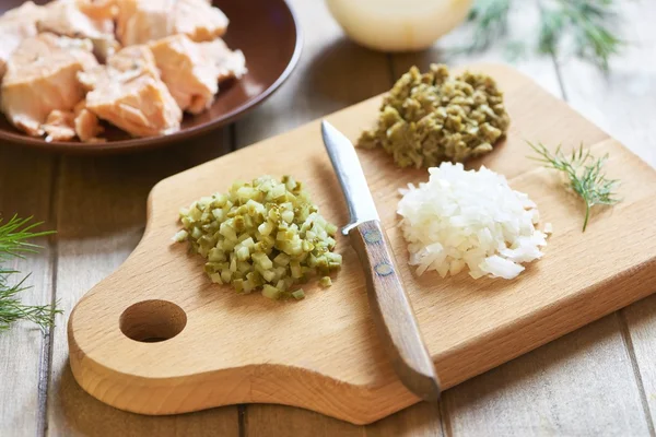 Lumaconi pasta met gebakken zalm, augurken en kappertjes. Kookproces. Stap 3. Gehakte ingrediënten — Stockfoto