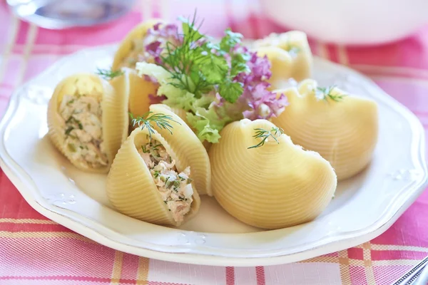 Lumaconi pasta with baked salmon, pickles and capers — Stock Photo, Image