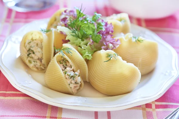 Lumaconi tészta, sült lazac, savanyúság és kapribogyó Stock Kép
