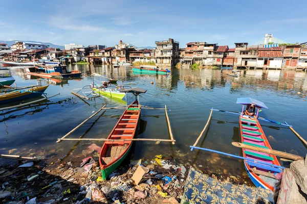 Poor houses by the river in shantytown — Stock Photo, Image