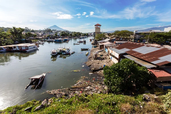 Casas pobres junto ao rio em favela — Fotografia de Stock