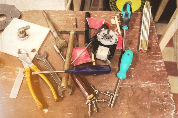 Инструменты мастерской DIY на столе — стоковое фото