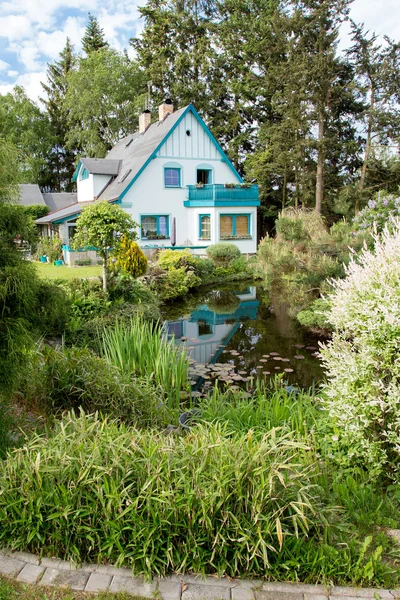 Bela casa no jardim da primavera — Fotografia de Stock