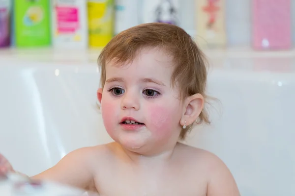 Niña tomando bañera de hidromasaje —  Fotos de Stock