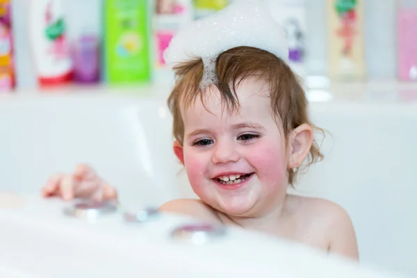 Petite fille prenant bain spa — Photo