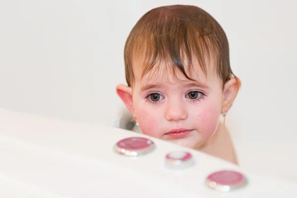 Niña tomando bañera de hidromasaje —  Fotos de Stock