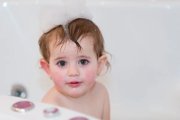 Petite fille prenant bain spa — Photo