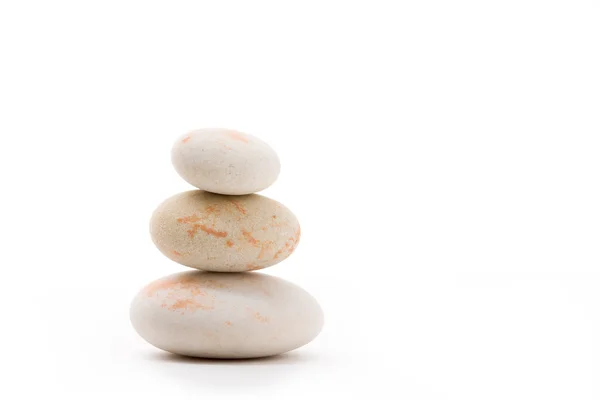 Równoważenie zen kamienie na białym tle — Zdjęcie stockowe