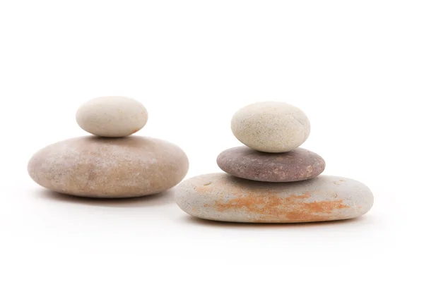 Równoważenie zen kamienie na białym tle — Zdjęcie stockowe